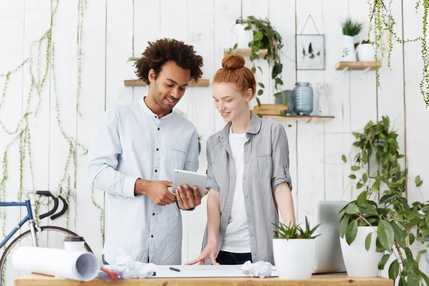 Porträt von zwei kreativen Arbeitskräften, die gemeinsam Blaupausen erstellen