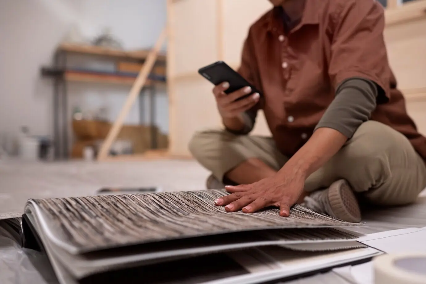 Set-Designer bei der Arbeit in Innenräumen