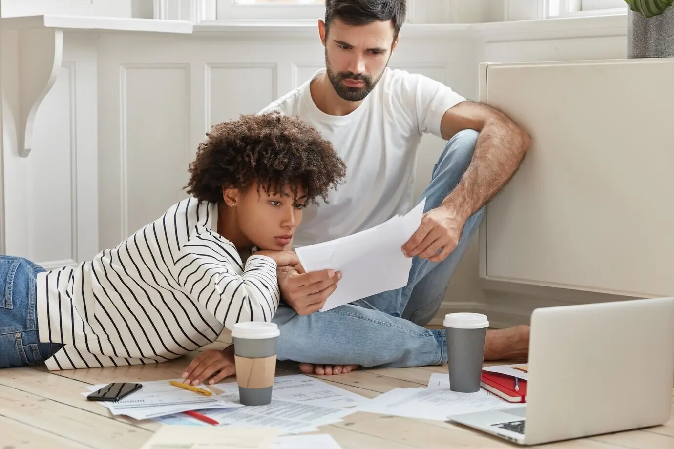 Ein Schüler gemischter Herkunft füllt einen Fragebogen aus und prüft Unterlagen zur Schulanmeldung.